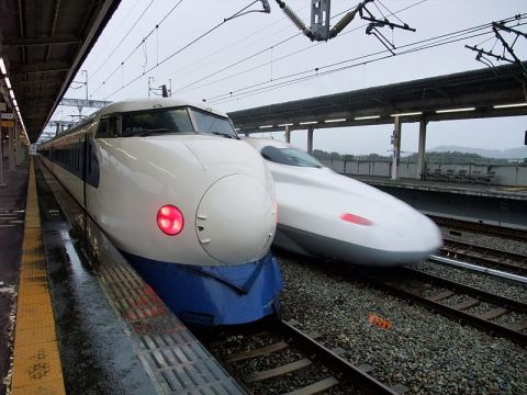 Shinkansen series 0 and series N700 (via Wikipedia)