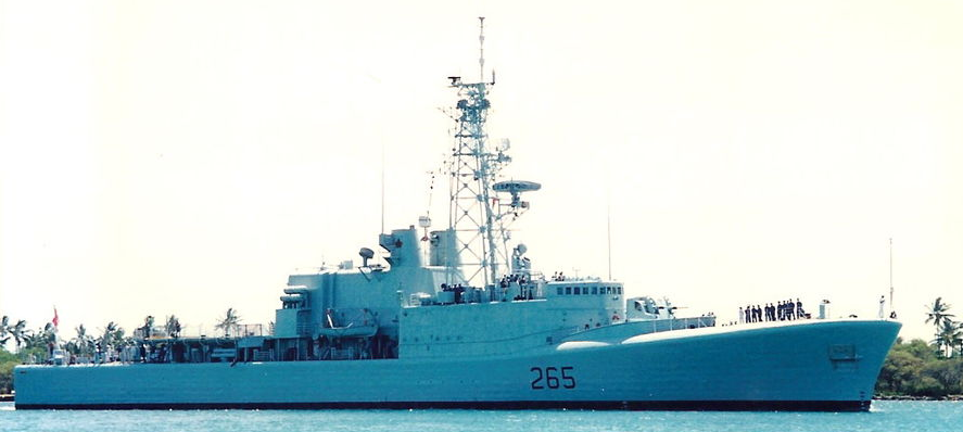 HMCS Annapolis at Pearl Harbour in 1995 (via Wikipedia)