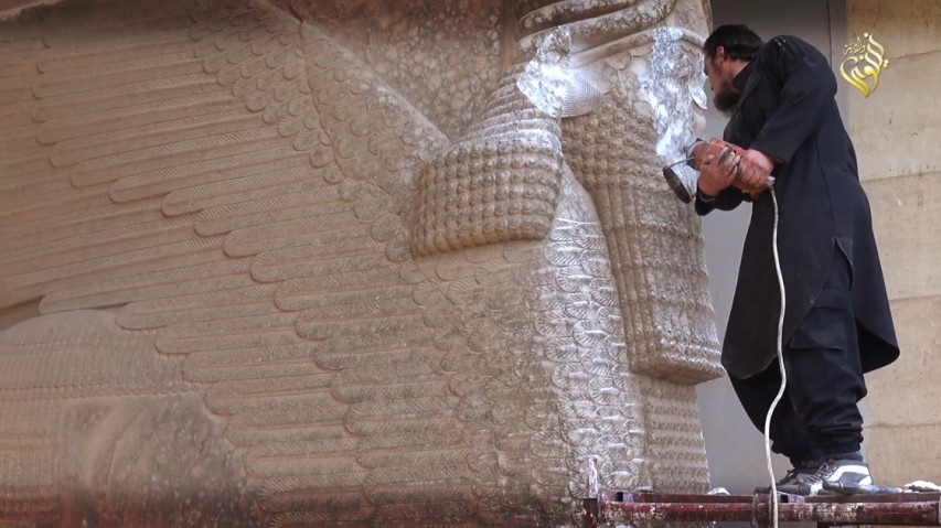 ISIS destroys archaeological works 1